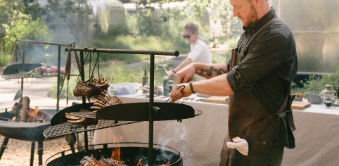 US chef Kevin OConnor preparing venison SMALL